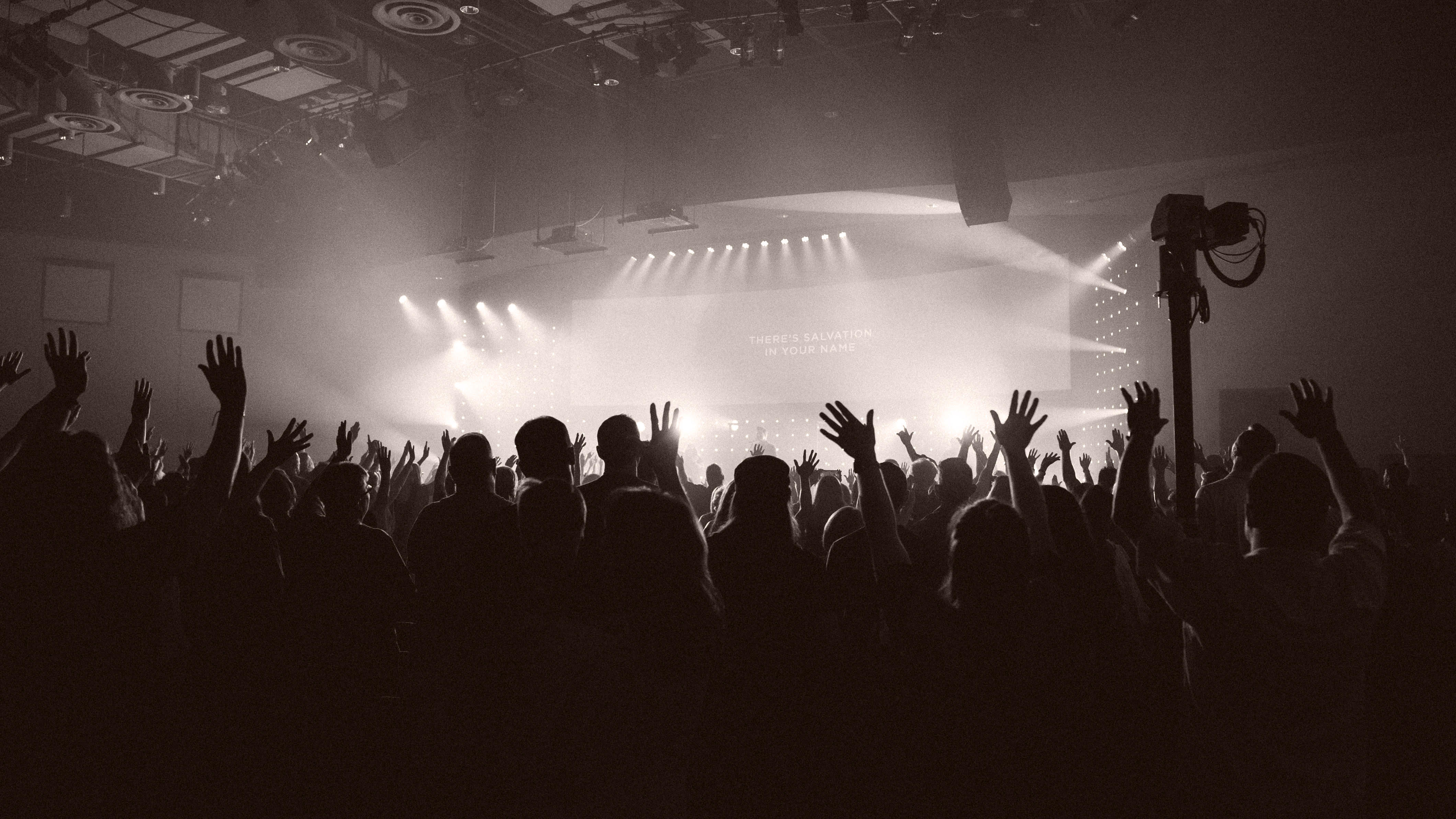 Concert 3 - genietend publiek en zicht op podium
